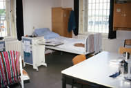 Blick in ein Krankenzimmer auf der Krankenstation.
